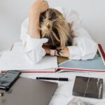 Eine Frau, die auf einem Ordner liegt
