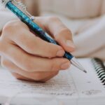 Eine Frauenhand mit einem Stift