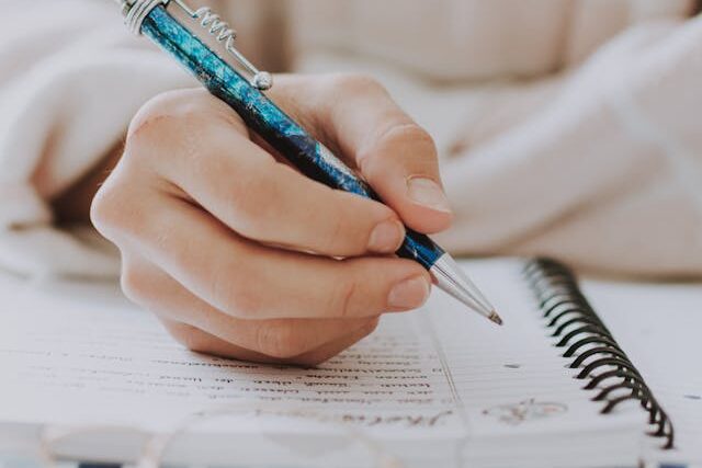 Eine Frauenhand mit einem Stift