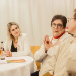 eine Gruppe von Geschäftsfrauen diskutiert an einem Tisch