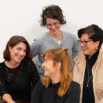 Eine Gruppe von Frauen sitzt auf einer couch und lacht zusammen