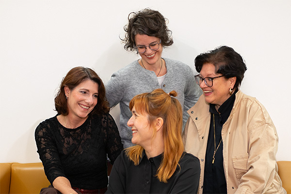 Eine Gruppe von Frauen sitzt auf einer couch und lacht zusammen