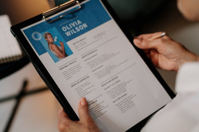 Eine Frau liest einen Lebenslauf