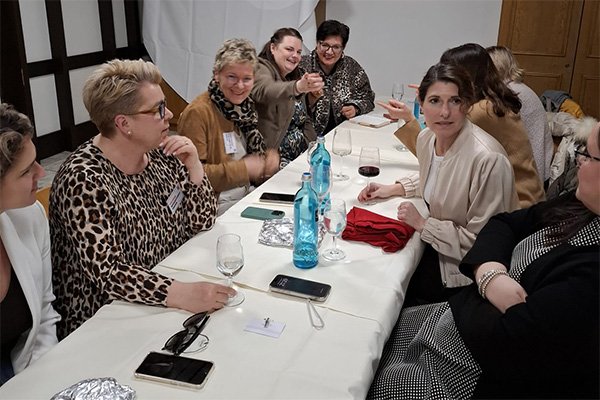 Die Mitglieder des Female Business Clubs bei einem Netzwerktreffen